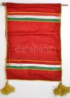 "Élenjáró szakasz" feliratú szocialista zászló, 52×37,5 cm