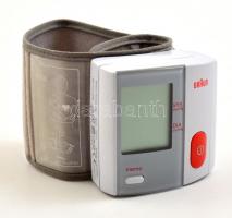 Braun kari vérnyomásmérő műanyag dobozzal