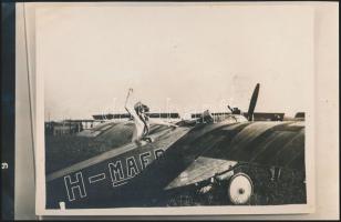 cca 1920-1940 2 db repülős fotó, Bánhidy Antal (1902-1994) a Gerle 13 repülő előtt, a másik a Lampic...