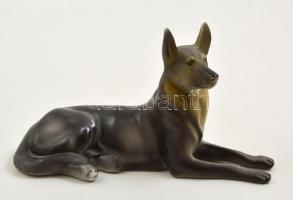 Hollóházi fekvő kutya (németjuhász), kézzel festett, jelzett, apró kopásokkal, h: 20,5 cm