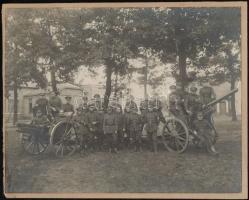 cca 1920-1930 Belga tüzérek 77 mm-es FK16-os ágyúval, kartonra ragasztott fotó, 23×29 cm / Belgian artilleryman, photo