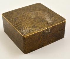 cca 1900 kínai réz doboz, jelzett, fedelén vésett halásszal, 9,5×9,5 cm
