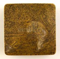 cca 1900 kínai réz doboz, jelzett, fedelén vésett halásszal, 9,5×9,5 cm
