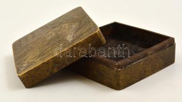 cca 1900 kínai réz doboz, jelzett, fedelén vésett halásszal, 9,5×9,5 cm