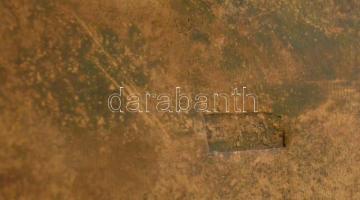 cca 1900 kínai réz doboz, jelzett, fedelén vésett halásszal, 9,5×9,5 cm