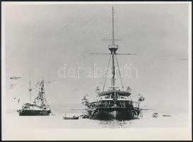cca 1900 A Rudolf K. u. K. páncélos csatahajó ünnepi lobogókkal, az 1980-as években eredeti negatívról előhívott fotó, 13×18 cm