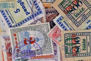 Közel 600 db okmánybélyeg dobozban