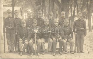 Első világháborús osztrák-magyar katonák kardokkal és puskákkal. csoportkép / WWI K.u.K. military, soldiers with swords and guns. group photo