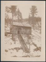 1916 Tiszti fedezék az Óradna - kirlibabai út (Erdély) elágazásánál, hátoldalon feliratozott fotó, 12×9 cm