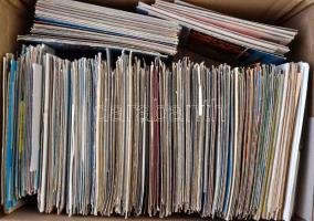 900 db magyar és külföldi vegyes minőségű képes- és levelezőlap dobozban