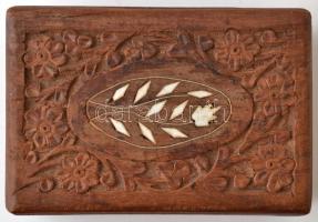 Faragott fa ékszertartó doboz, csontberakással, 15x10x5,5 cm