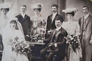 34 db régi fotó, benne 24 db keményhátú, 2 üveg negatív (Ambrus Zoltán író és leánya)