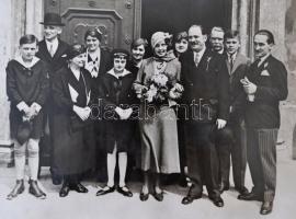 34 db régi fotó, benne 24 db keményhátú, 2 üveg negatív (Ambrus Zoltán író és leánya)