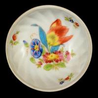 Herendi virág mintás bonbonier, pótolt tetővel, kézzel festett, jelzett, d: 7 cm m: 6 cm