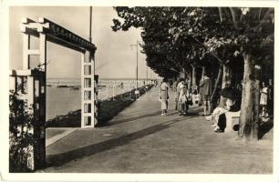 Siófok - 4 db régi városképes lap: Kikötő, gőzhajó a mólónál, Balaton parti sétány, Központi szállod...