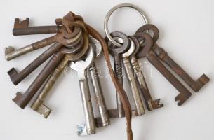 12 db régi kulcs, fém karikán és bőr szíjon, változó állapotban