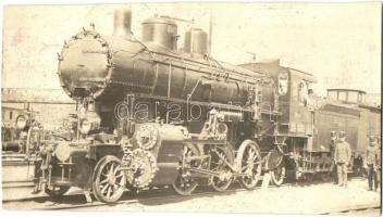 1912 MÁV (Magyar Államvasutak) 324 sorozat III. osztályú mozdonya és vasutasok egy vasútállomáson / Hungarian State Railways locomotive at a railway station, railwaymen. photo (vágott / cut)