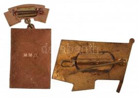 Vegyes 2db-os jelvény tétel benne, Laosz "1957" és Észak Korea ~1950-1960. "Kim Ir Sz...