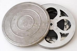 cca 1930 Amatőr filmfelvételeket tartalmazó filmtekercs, 16 mm-es filmtekercsen, fém kazettában