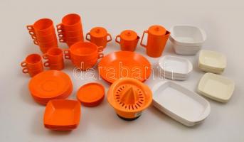 Vegyes műanyag kempingfelszerelés, jó állapotban, fehér és narancssárga színekben