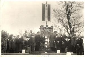 1948 Marcali, az 1848-as szabadságharc és forradalom centenáriumi ünnepsége, Országzászló és magyar címer, hölgyek népviseletben. Szitovszky photo (EB)