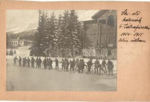 1914-1915 Ótátrafüred, Altschmecks, Stary Smokovec; Skíelő (síelő) osztrák-magyar katonák Ótátrafüreden 1914-1915 telén útban. Ifj. Reichert Dezső felvétele, kartonra ragasztott fotó / WWI Austro-Hungarian K.u.K. military, skiing soldiers in Stary Smokovec in the winter of 1914-15. Photo glued onto cardboard (non PC)
