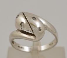 Ezüst(Ag) hullámos gyűrű, apró kövekkel, jelzett, méret: 63, bruttó: 2,9 g