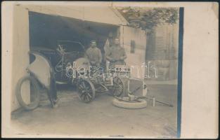 cca 1910 Autószerelő műhely, szerelőkkel, automobillal, apró szakadással, 9x12 cm