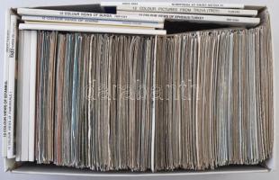 Egy cipősdoboz vegyes modern külföldi városképes lap, közte 12 leporello / A shoe box of mixed moder...