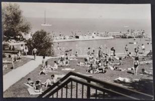 140 db MODERN fekete-fehér magyar városképes lap a Balatonról, 1950-es évek / 140 modern black and w...