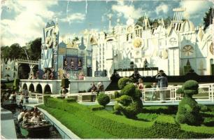 32 modern Disney motívumlap, közte 2 leporellófüzet / 32 modern Disney motive cards, among them 2 le...