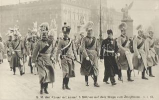 SM der Kaiser mit seinen 6 Söhnen auf dem Wege zum Zeughause / Wilhelm II with his sons. Advertisement of Theodor Hildebrand & Sohn on the backside