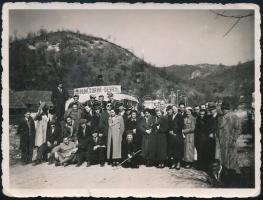 1938 Vajdahunyad, kirándulók fotója, háttérben a Vajdahunyad-Déva buszjárat, 9x12 cm