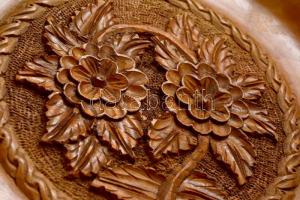 Gazdagon faragott fa falitál, jelzés nélkül, d: 35 cm