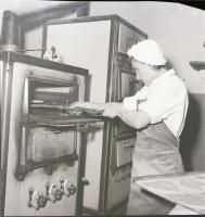 1956 Budapesti mézeskalács készítő, Kotnyek Antal (1921-1990) budapesti fotóriporter hagyatékából 5 ...