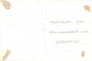 1943 Debrecen, Vagongyár, famegmunkáló üzem, belső "Illetéktelenek tilos" táblával a falon...