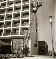 cca 1975 Kecskemét, várostörténeti felvételek (Petőfi u., Május 1. tér, Aranyhomok építés, régi Hírö...