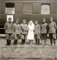 cca 1942 és 1943 Thöresz Dezső (1902-1963) békéscsabai gyógyszerész és fotóművész szolgálatot teljesített egy sebesültszállító vonaton Bp. és Kijev között, és elkísérte a 2. magyar hadsereg kivonulását is a Don-kanyarhoz. Hagyatékában fennmaradtak az általa készített felvételek. Ebben a tételben 13 db vintage negatív szerepel, 6x6 cm