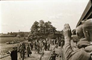 cca 1942 és 1943 Thöresz Dezső (1902-1963) békéscsabai gyógyszerész és fotóművész szolgálatot teljes...