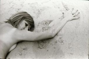 cca 1983 Testi-lelki egyensúly, szolidan erotikus felvételek, 7 db vintage negatív, + 6 db vintage f...