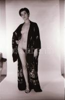 cca 1976 Két lány, egy pongyola, szolidan erotikus felvételek, 13 db vintage negatív, 24x36 mm