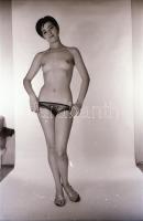 cca 1976 Két lány, egy pongyola, szolidan erotikus felvételek, 13 db vintage negatív, 24x36 mm