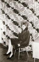 cca 1981 Modellbemutató, szolidan erotikus felvételek, 7 db vintage negatív, + 7 db vintage fotó és/...