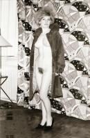 cca 1981 Modellbemutató, szolidan erotikus felvételek, 7 db vintage negatív, + 7 db vintage fotó és/...