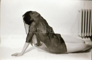 cca 1985 Mindent a szemnek, szolidan erotikus felvételek, 9 db vintage negatív, + 11 db vintage fotó...