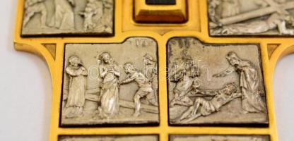 cca 1900 réz feszület a passió jeleneteivel (ón lemezkéken), bőr dobozban, 18×10 cm