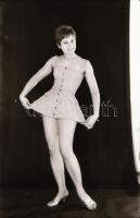 cca 1971 Szolid hölgy, szolidan erotikus vetkőzése, 38 db vintage negatív, 24x36 mm