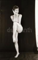 cca 1971 Szolid hölgy, szolidan erotikus vetkőzése, 38 db vintage negatív, 24x36 mm