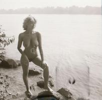 cca 1977 Játékos pillanatok, szolidan erotikus felvételek, 5 db vintage negatív, + 8 db vintage fotó...