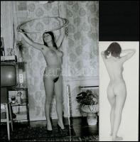 cca 1979 Elölről is, hátulról is, szolidan erotikus felvételek, 4 db vintage negatív, + 7 db vintage...